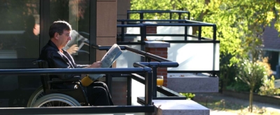 Bewoner De Horst op balkon