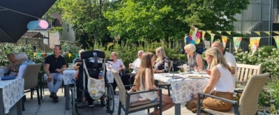 Bewoners van Villa Stella op het terras.