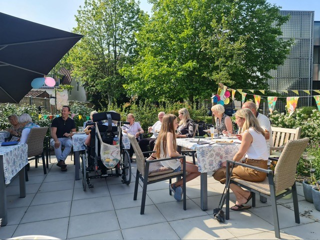 Bewoners van Villa Stella op het terras.