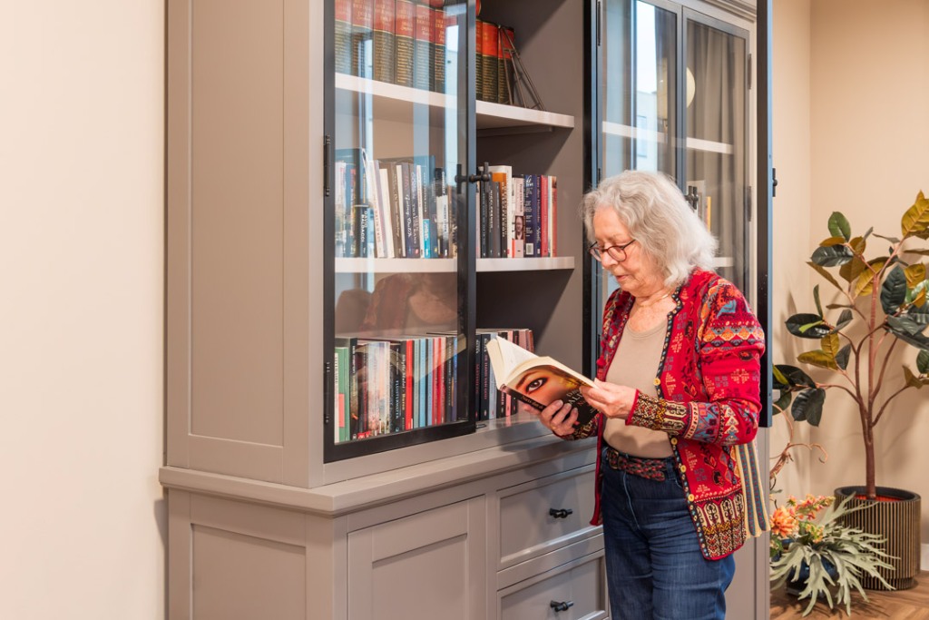 Bibliotheek bij zorgvilla Villa Vijfsluizen in Vlaardingen