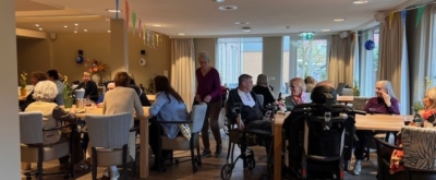 Bewoners van De Boldershof samen aan tafel.