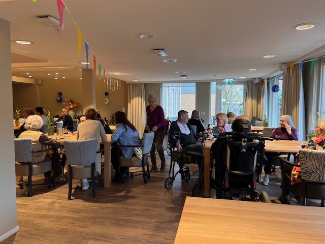 Bewoners van De Boldershof samen aan tafel.