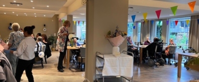 Bewoners van De Boldershof samen aan tafel.