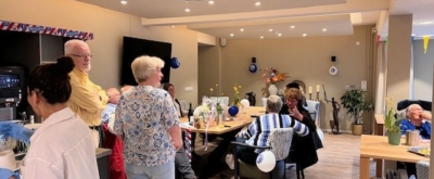 Bewoners van De Boldershof samen aan tafel.