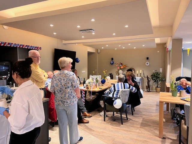 Bewoners van De Boldershof samen aan tafel.