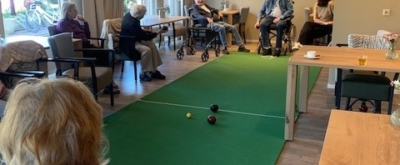 Bewoners van De Boldershof spelen een spelletje.