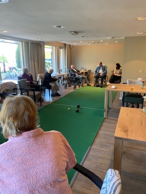 Bewoners van De Boldershof spelen een spelletje.