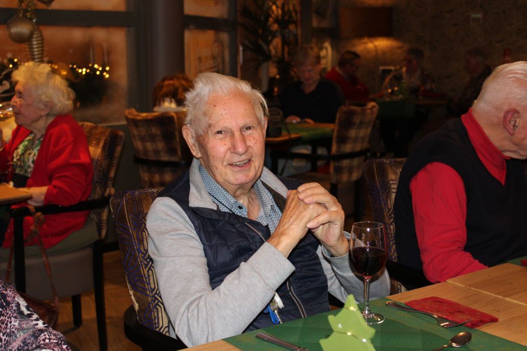 Bewoner geniet bij De Horst met glaasje wijn.