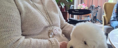 Bewoner van zorgvilla Villa de Horsting met hond