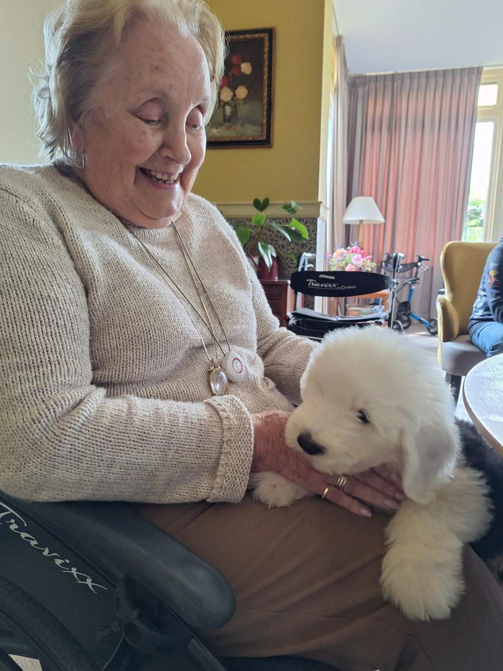 Bewoner van zorgvilla Villa de Horsting met hond