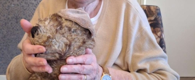 Bewoner van zorgvilla Villa de Horsting met knuffel