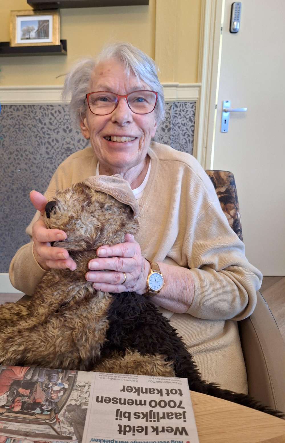 Bewoner van zorgvilla Villa de Horsting met knuffel