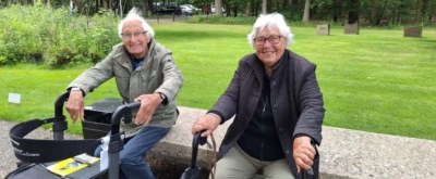 Bewoners van Villa de Horsting buiten aan het wandelen
