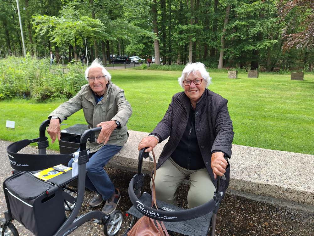 Bewoners van Villa de Horsting buiten aan het wandelen