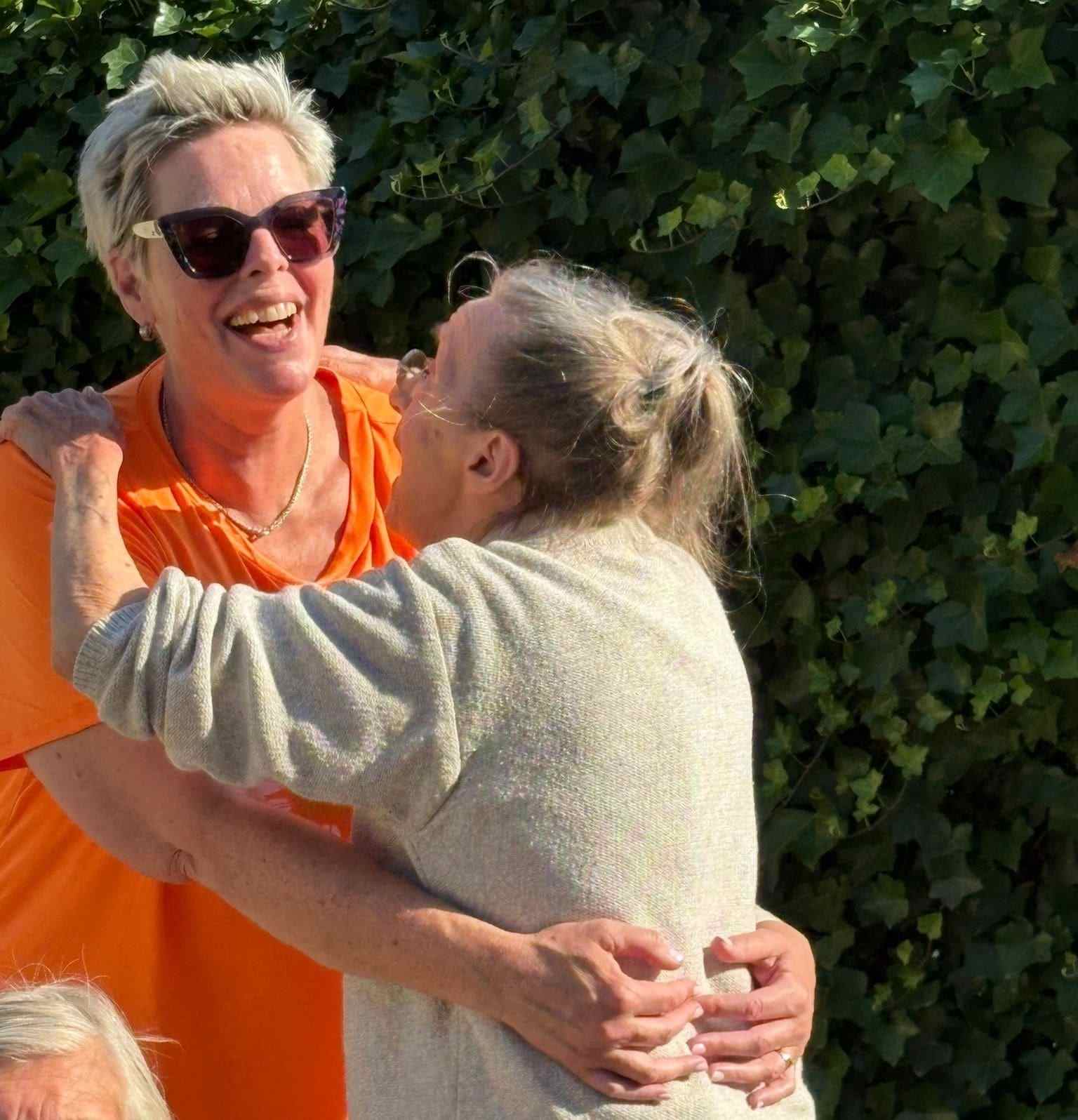 Samen dansen tijdens bewonersvakantie Villa Maria en Villa Eikenbosch