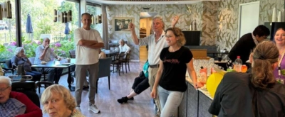 Bewoners en medewerkers in de keuken bij Hof van Staten