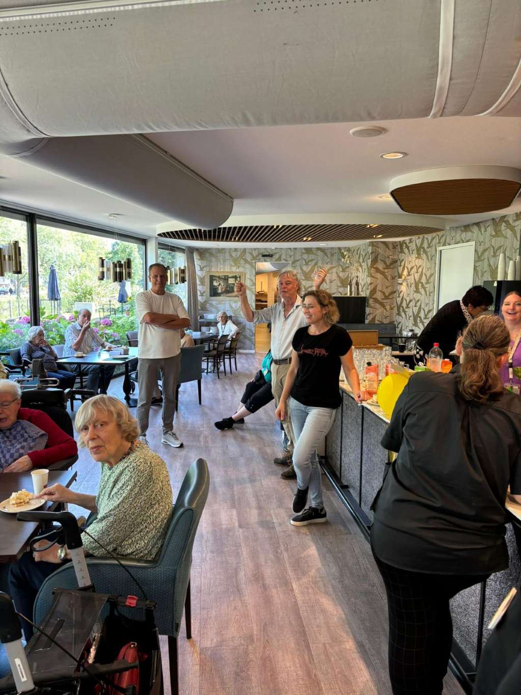 Bewoners en medewerkers in de keuken bij Hof van Staten