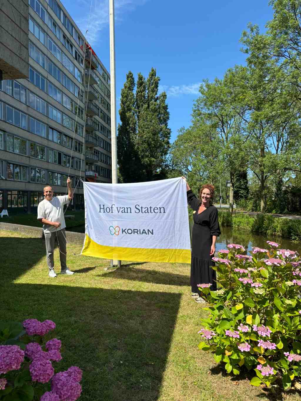 Nieuwe vlag van Hof van Staten wordt gehesen