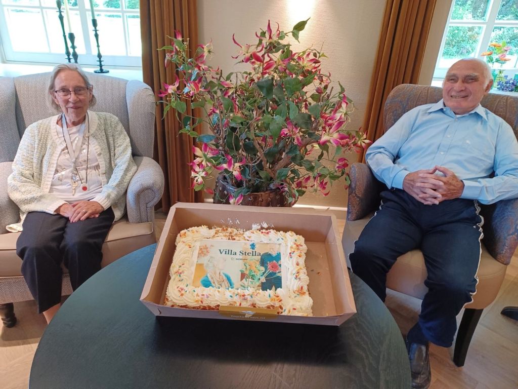 Bewoners van Villa Stella krijgen taart