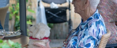 Bewoner van Villa Astra met hond