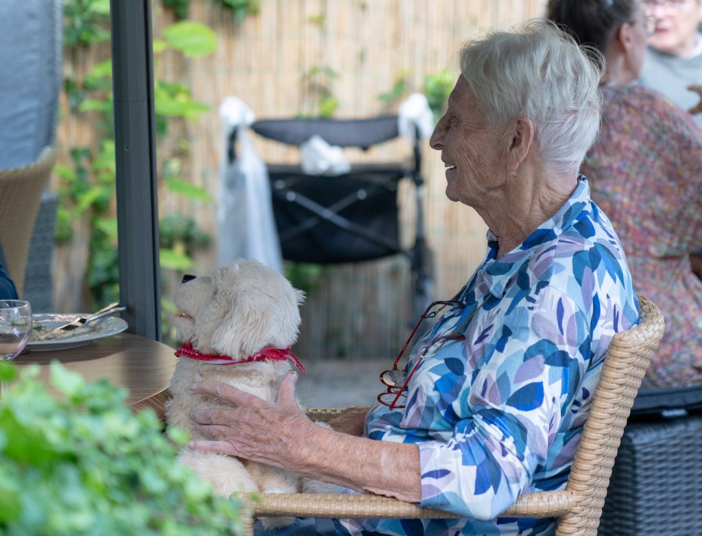 Bewoner van Villa Astra met hond