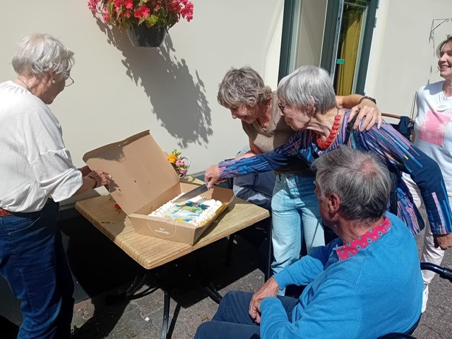 Feestelijk moment met taart bij Villa Astra in Apeldoorn