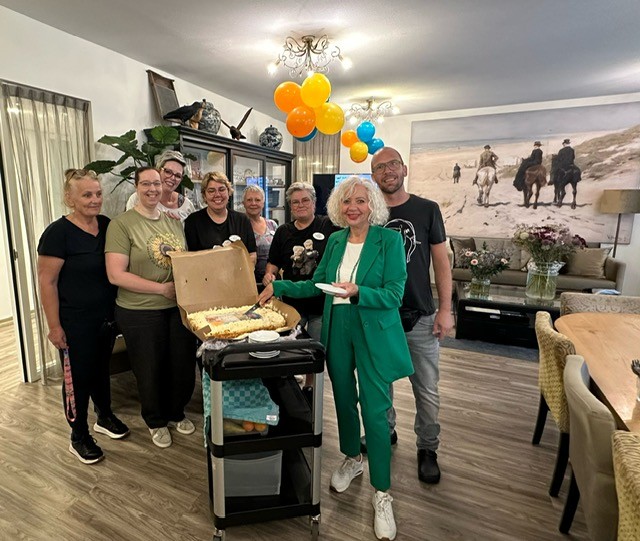 Feestelijk moment met taart bij Villa Eikenbosch