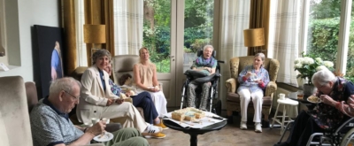 Feestelijk moment met taart bij zorgvilla Villa Marianna