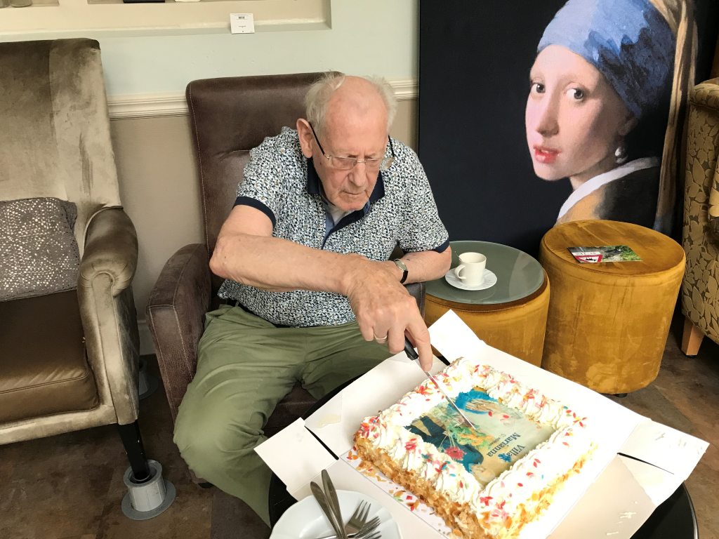 Feestelijk moment met taart bij zorgvilla Villa Marianna