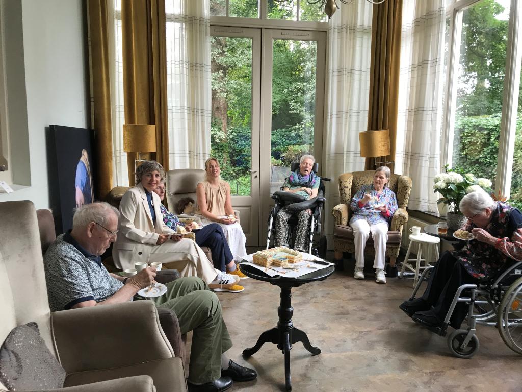 Feestelijk moment met taart bij zorgvilla Villa Marianna
