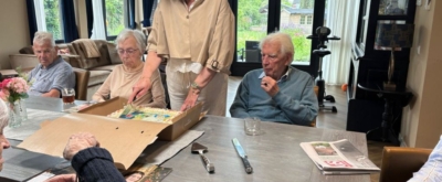 Bewoners van Villa Nuova eten taart