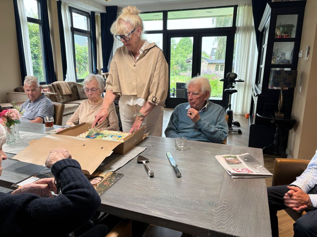 Bewoners van Villa Nuova eten taart