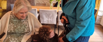 Bewoner van Villa Oosterveld met hond