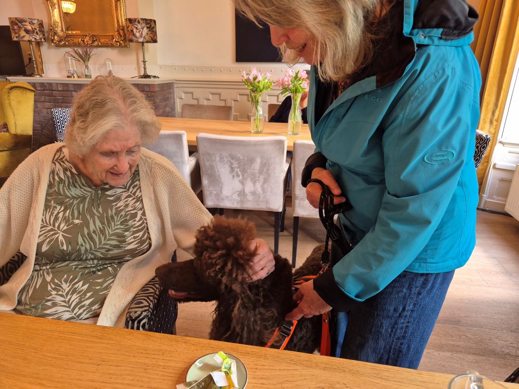 Bewoner van Villa Oosterveld met hond