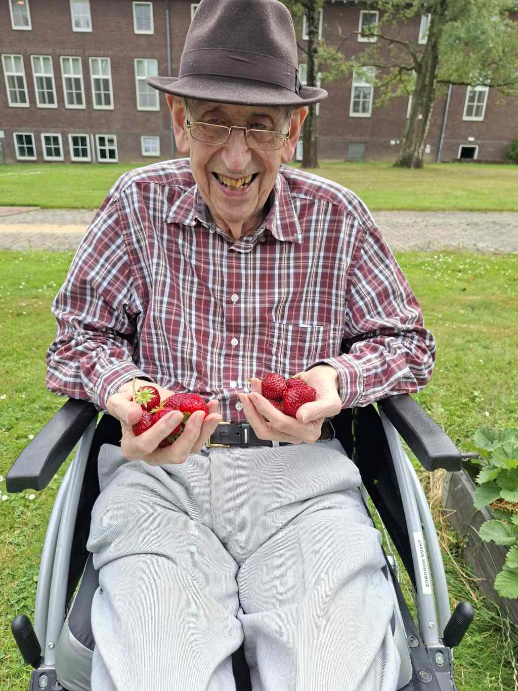 Bewoner van zorgvilla Villa St. Jozef met aardbeien