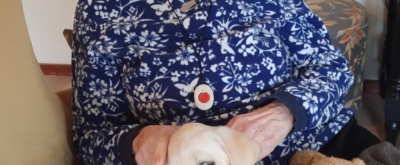 Bewoner van zorgvilla Villa St. Jozef met puppy