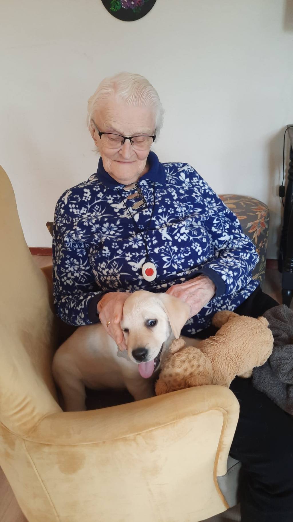 Bewoner van zorgvilla Villa St. Jozef met puppy