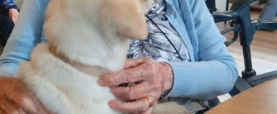 Bewoner van zorgvilla Villa St. Jozef met puppy