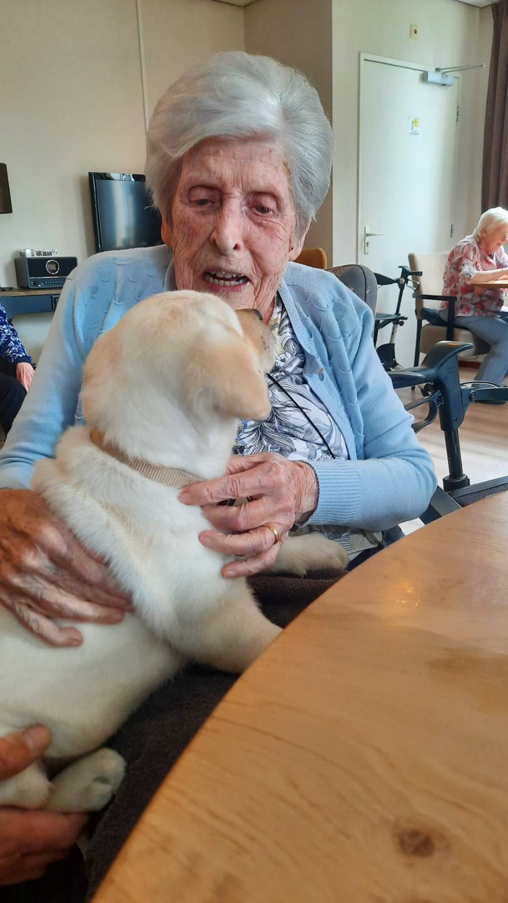 Bewoner van zorgvilla Villa St. Jozef met puppy