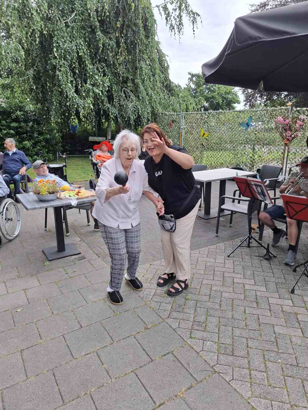 Dansen bij Villa St. Jozef in Smakt