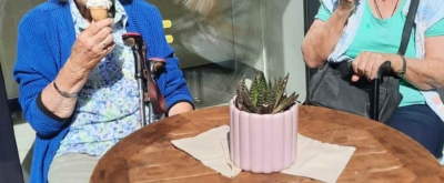 Bewoners van zorgvilla Villa St. Jozef eten een ijsje