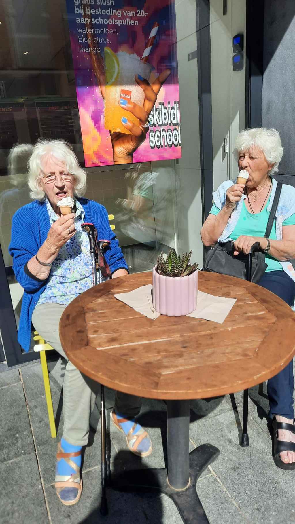 Bewoners van zorgvilla Villa St. Jozef eten een ijsje