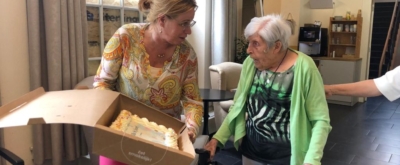Bewoners krijgen taart bij Villa St. Jozef