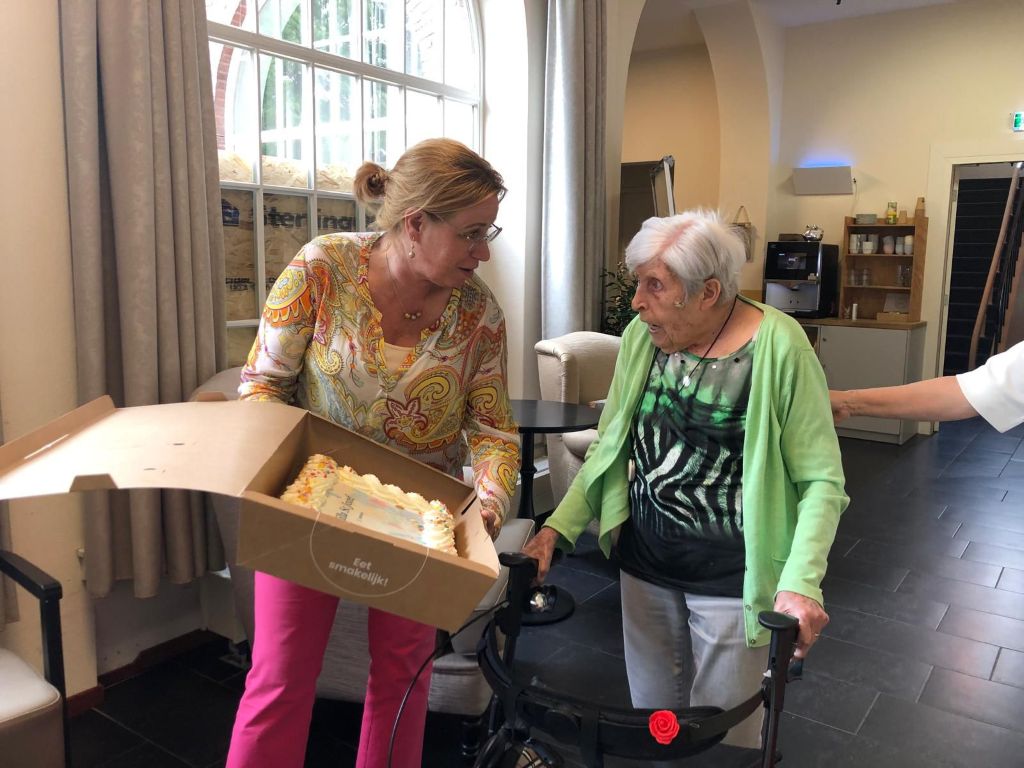Bewoners krijgen taart bij Villa St. Jozef