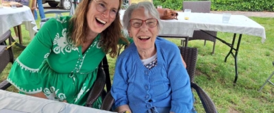 Bewoner en medewerker van zorgvilla Villa de Horsting