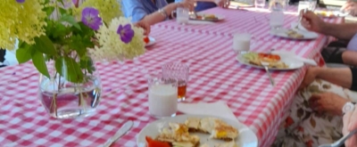Bewoners van zorgvilla Villa de Horsting op het terras
