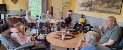 Bewoners van zorgvilla Villa de Horsting in de woonkamer