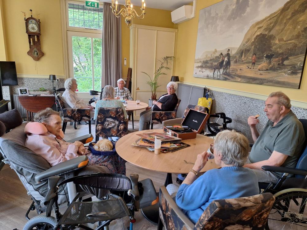 Bewoners van zorgvilla Villa de Horsting in de woonkamer