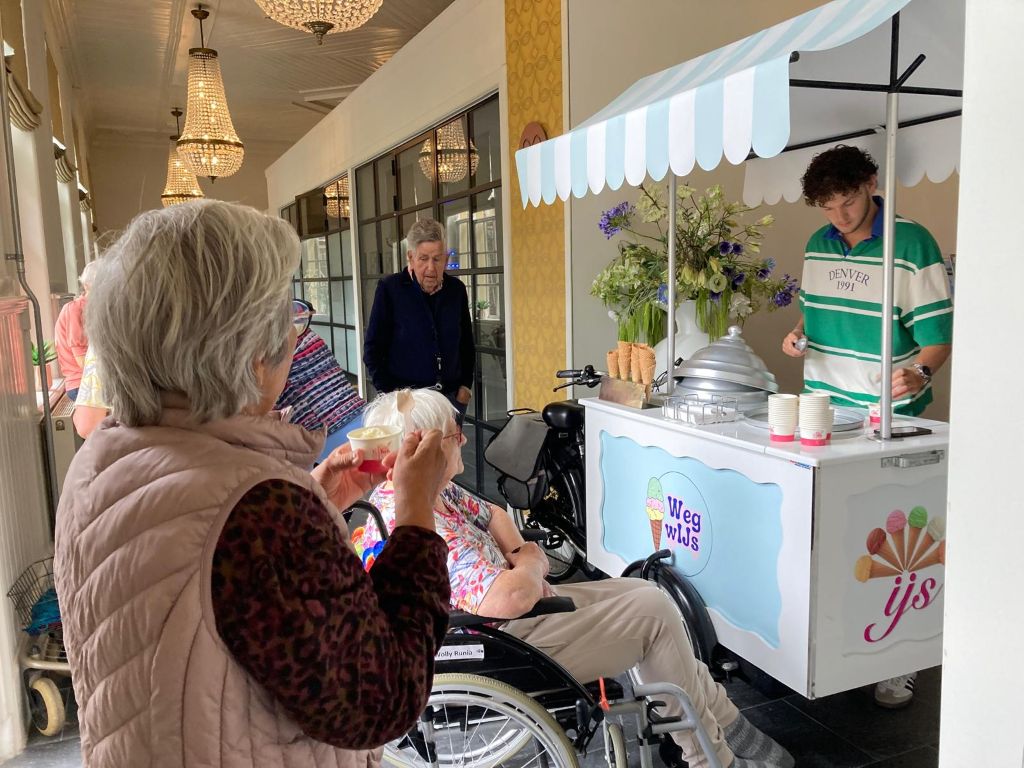 IJsje eten bij zorgvilla De Koornmarkt in Kampen