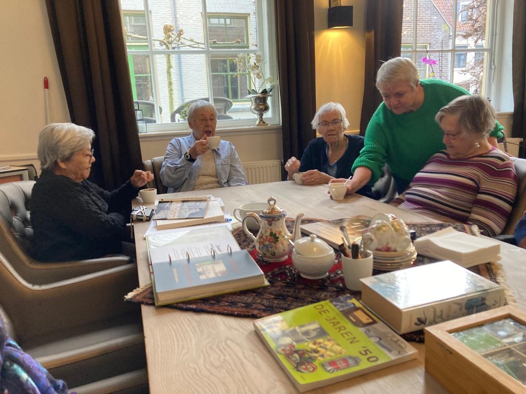 Koffie drinken bij zorgvilla De Koornmarkt in Kampen